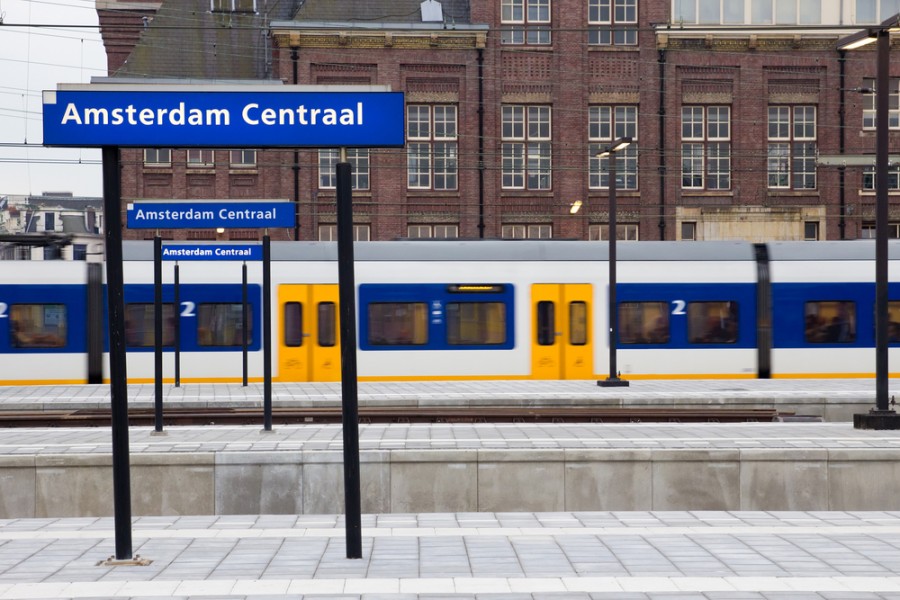 Comment se rendre à la gare centrale d'Amsterdam depuis l'aéroport ?