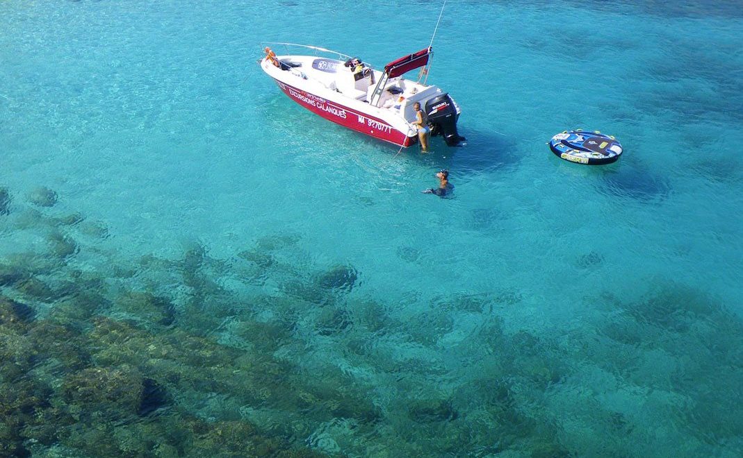 Faire un tour en bateau dans les calanques