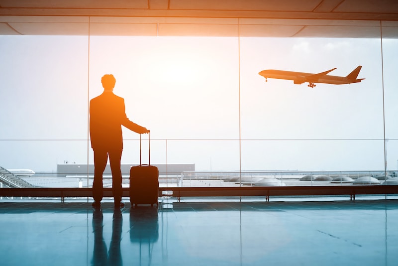 Homme dans un aeroport 